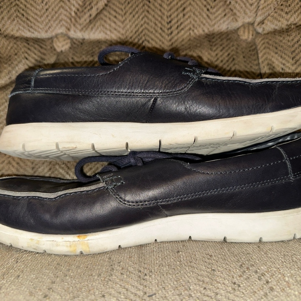 UGG TREADLITE TYE MOCS. Sz 9.5.  Navy excellent condition.
